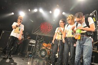 綾小路翔と10-FEET（撮影：小川舞）。