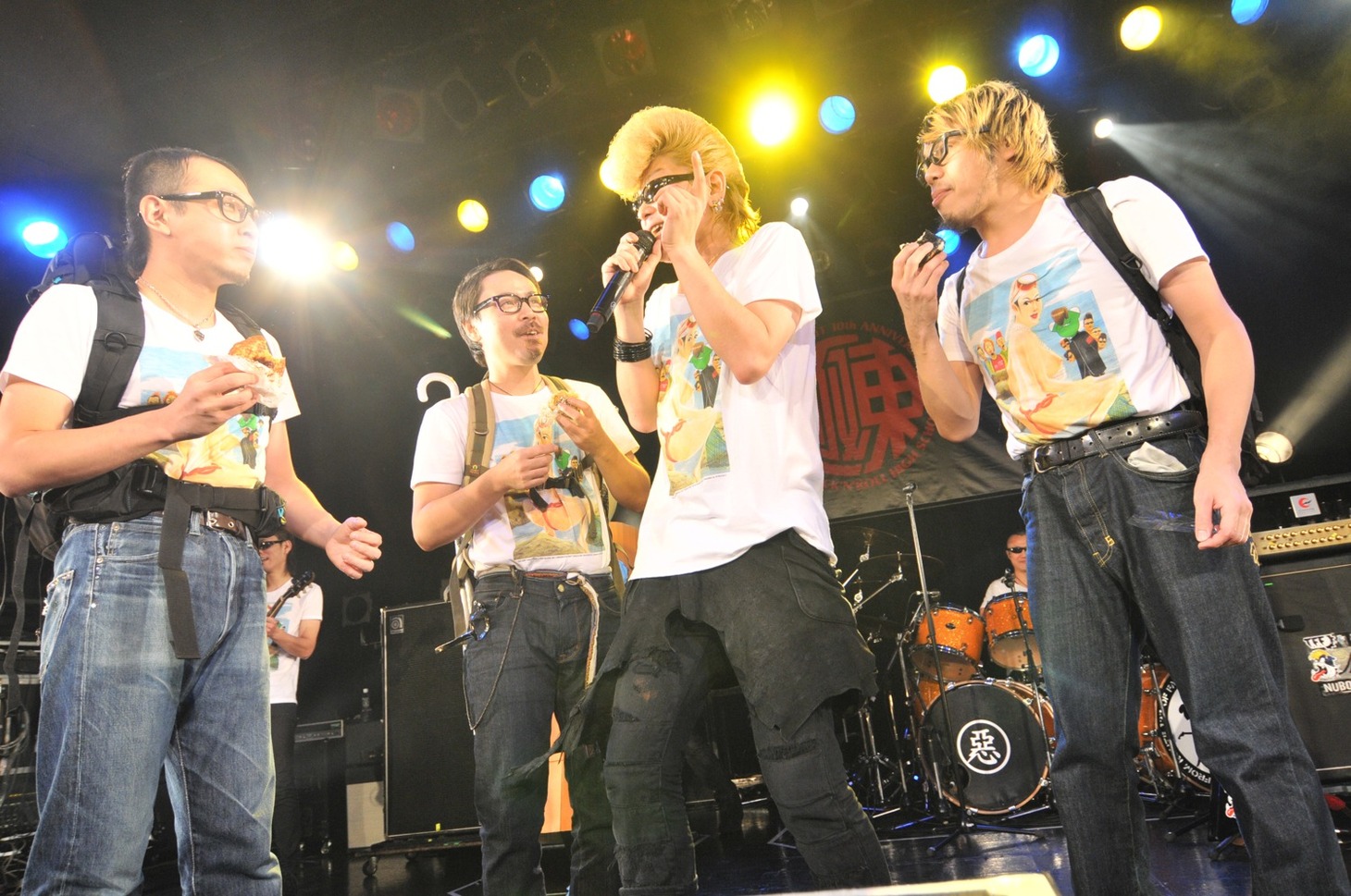 綾小路翔と10-FEET（撮影：小川舞）。