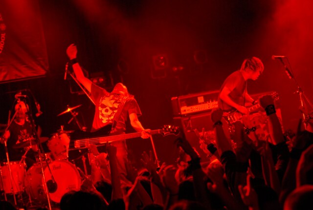 10-FEETのライブ中はクラウドサーファーが続出する事態に（撮影：小川舞）。