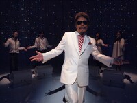 収録現場での鈴木雅之（写真中央）。