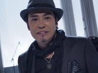 収録現場での大澤誉志幸。