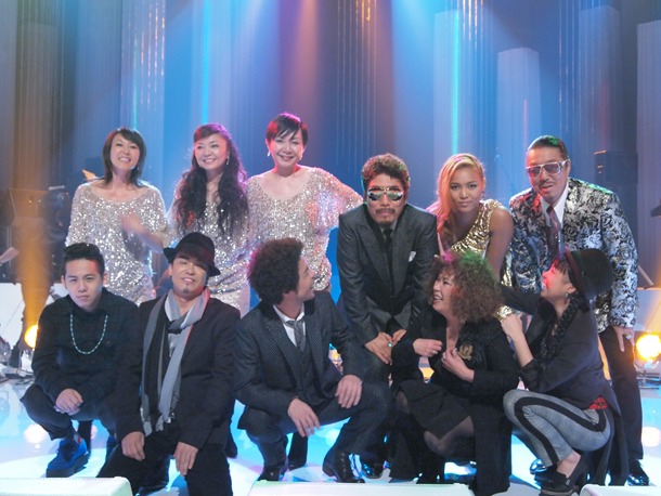 全出演者による記念撮影（写真後列左からAMAZONS、鈴木雅之、Crystal Kay、Bro.KORN、前列左から清水翔太、大澤誉志幸、久保田利伸、鈴木聖美、AI）。
