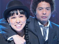 「LA・LA・LA LOVE SONG」を歌う久保田利伸×AI。