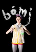 bomiは、韓国人の両親のもと、アメリカで生まれ、大阪で育った女性シンガー。