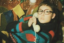 bomi新曲「麹町のスネーク」PVのワンシーン。