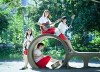 スカートの中は2008年より活動していた軽音楽部のバンド「Still Flag」を母体に、ゆりえ（G, Vo）、うえぽん（B, Vo）、なっぴ（G, Vo）、さきそん（Dr）の4人で2010年11月に結成された。