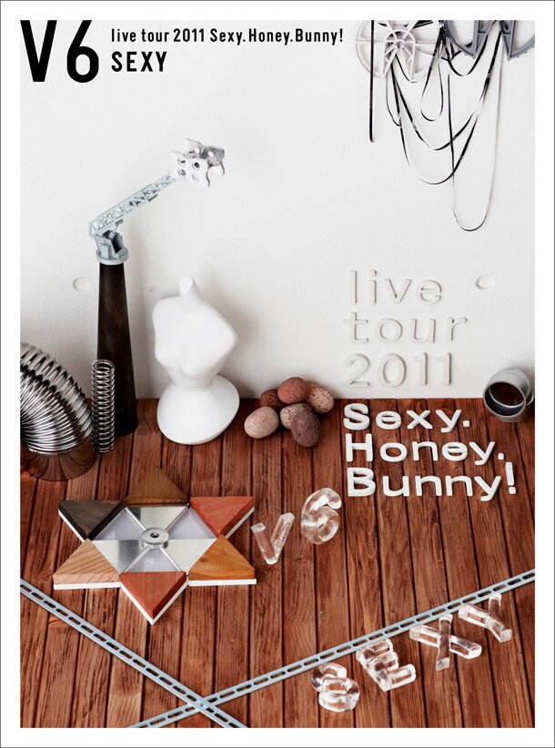 V6は1月18日にライブDVD「V6 live tour 2011 Sexy.Honey.Bunny!」（写真は初回限定生産＜SEXY盤＞ジャケット）のリリースを控えている。
