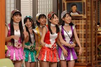 今週の人気の画像9位は「ももクロ、ついにお笑い怪獣と対決！『まんま』初出演だZ」より、ももいろクローバーZと明石家さんま。(c)KTV