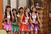 今週の人気の画像9位は「ももクロ、ついにお笑い怪獣と対決!『まんま』初出演だZ」より、ももいろクローバーZと明石家さんま。(c)KTV