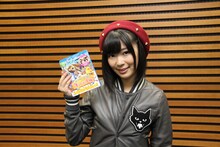 Blu-ray「イースターラビットのキャンディ工場」のパッケージを手にした指原莉乃。