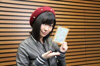 自身の描いたイラストがポストカード化され、ご満悦の指原莉乃。