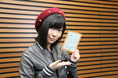 自身の描いたイラストがポストカード化され、ご満悦の指原莉乃。