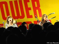 ベストアルバム「15」発売記念ミニライブの様子。（C）Ki/oon Records