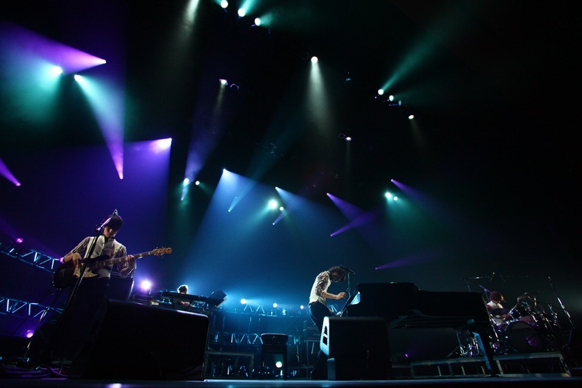 昨日12月15日は地元神戸でライブを行ったWEAVER。写真はライブ中の様子。