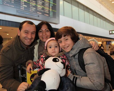 はるばるポルトガルからやってきたミゲル君一家。写真左から父ルイス、母ファティマ、妹ニコル、ミゲル君。