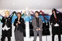 スーツ姿でファンを出迎えたメンバーたち。