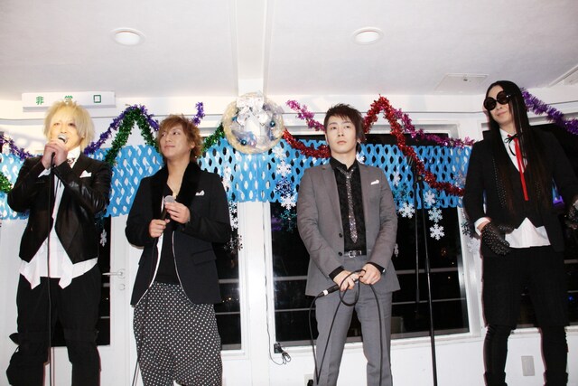 スーツ姿でファンを出迎えたメンバーたち。