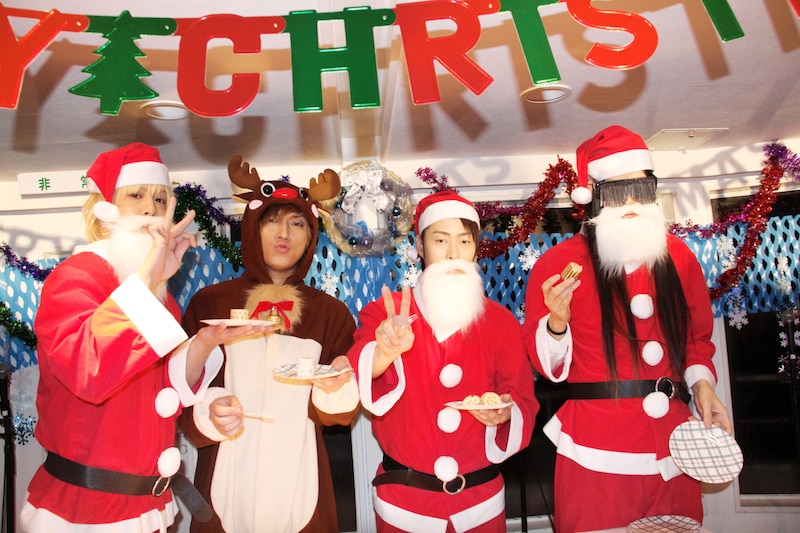 第2部ではクリスマスらしい格好で4人が登場。ちなみに、下船時にはこの格好でファンをお見送りするというサービスも。