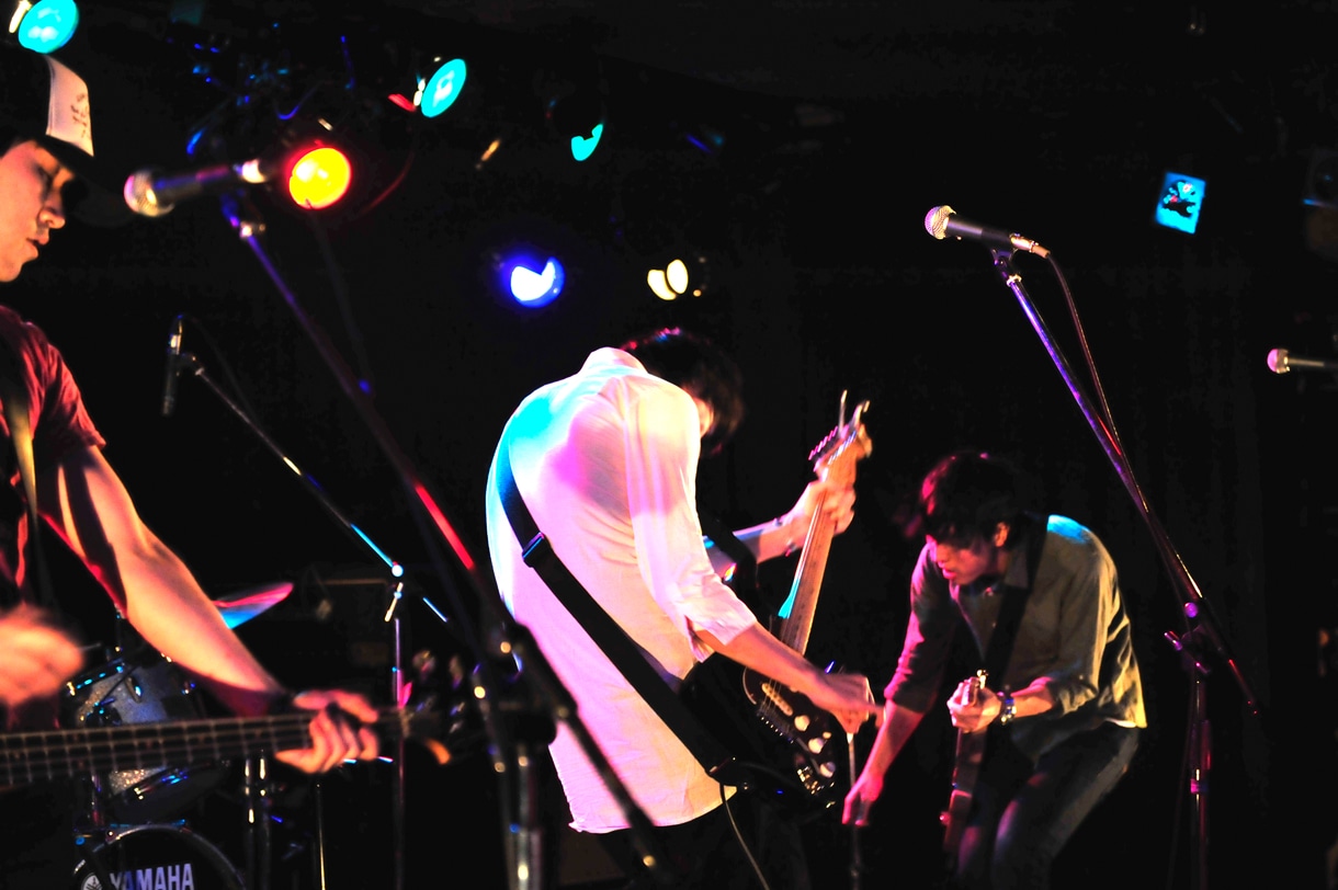 バンドはダイナミックな演奏で観客を惹きつけた。