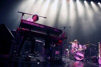 金澤ダイスケ（Key / 写真左）と刄田綴色（Dr / 写真右）。