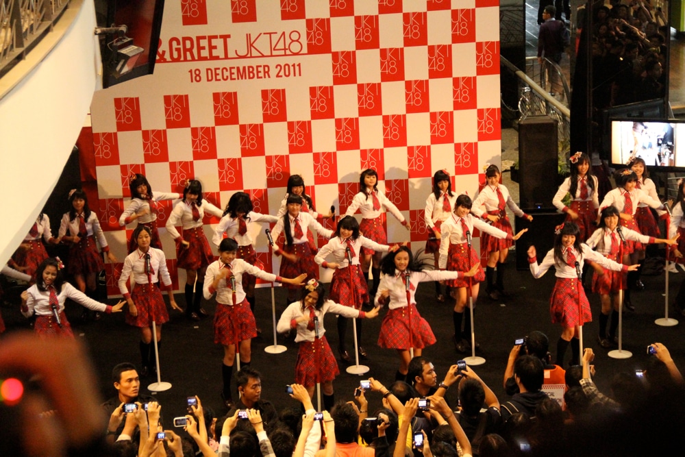 インドネシア語版「ヘビーローテーション」を披露するJKT48。 (C)AKS