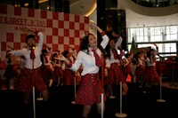 インドネシア語版「ヘビーローテーション」を披露するJKT48。 (C)AKS