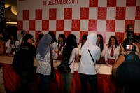 握手会の様子。 (C)AKS