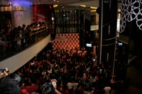 インドネシア語版「ヘビーローテーション」を披露するJKT48。 (C)AKS