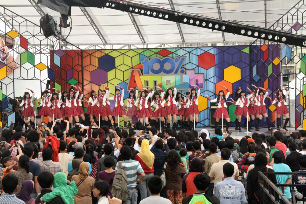 インドネシア語版「ヘビーローテーション」を披露するJKT48。 (C)AKS
