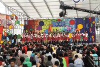 インドネシア語版「ヘビーローテーション」を披露するJKT48。 (C)AKS