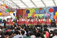 インドネシア語版「ヘビーローテーション」を披露するJKT48。 (C)AKS