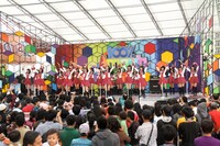 インドネシア語版「ヘビーローテーション」を披露するJKT48。 (C)AKS