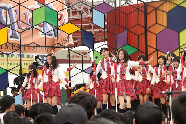 インドネシア語版「ヘビーローテーション」を披露するJKT48。 (C)AKS