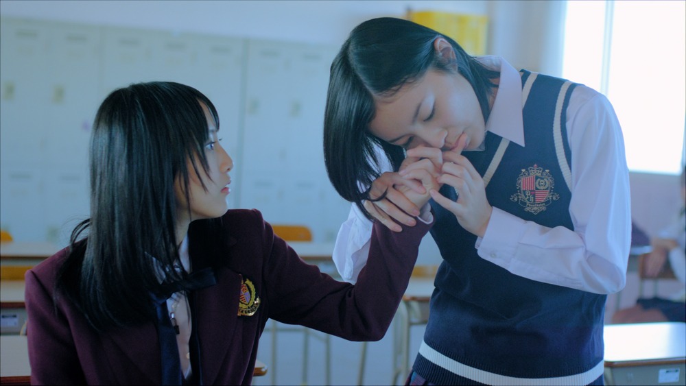 「片想いFinally」ビデオクリップより。写真左から松井玲奈、松井珠理奈。 (C)AKS