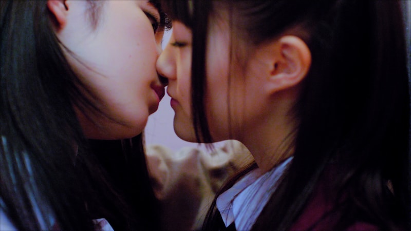 「片想いFinally」ビデオクリップより。写真左から矢神久美、木本花音。 (C)AKS