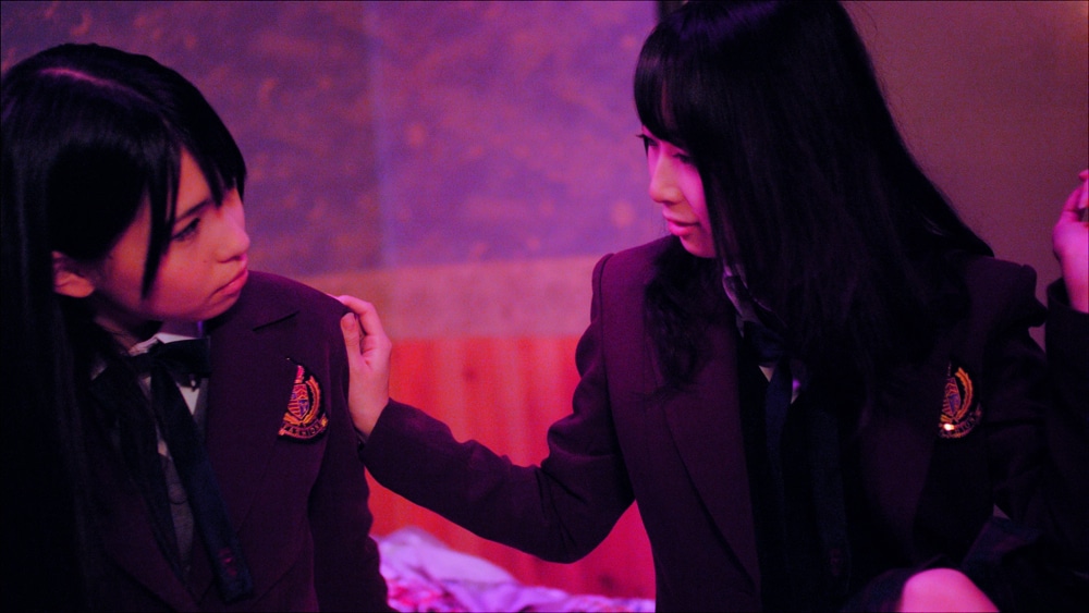 「片想いFinally」ビデオクリップより。写真左から松本梨奈、高柳明音。 (C)AKS
