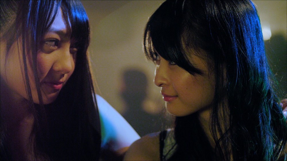 「片想いFinally」ビデオクリップより。写真左から木崎ゆりあ、小木曽汐莉。 (C)AKS