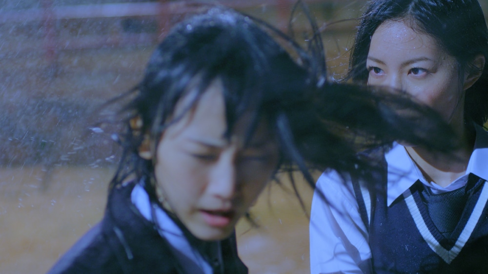 「片想いFinally」ビデオクリップより。写真左から松井玲奈、松井珠理奈。 (C)AKS