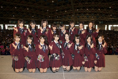 12月18日に行われた7thシングル「オキドキ」全国握手会イベントのフォトセッションより、「片想いFinally」選抜メンバー。 (C)AKS