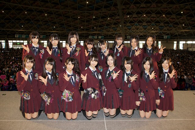 12月18日に行われた7thシングル「オキドキ」全国握手会イベントのフォトセッションより、「片想いFinally」選抜メンバー。 (C)AKS