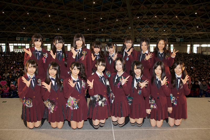 12月18日に行われた7thシングル「オキドキ」全国握手会イベントのフォトセッションより、「片想いFinally」選抜メンバー。 (C)AKS