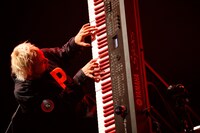 電子ピアノを斜めに立てかけて演奏するHAYATO。（Photo：Takumi Nakajima）