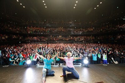 ライブ終演後の記念撮影。（Photo：Takumi Nakajima）