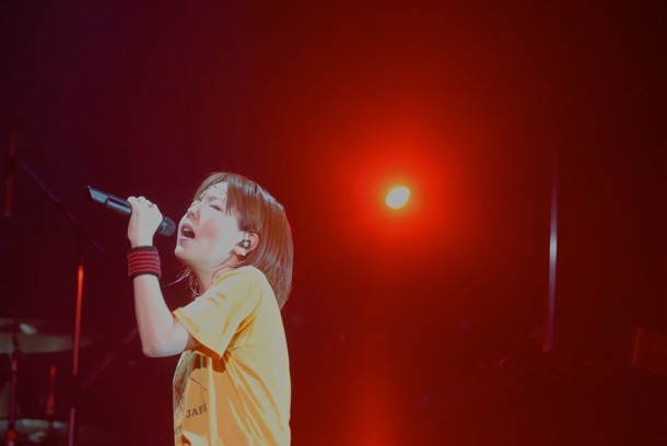2011年12月18日に東京・Zepp Tokyoで行われた「Love Like Rock vol.5」ファイナル公演の模様。