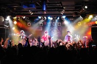 杉本恭一 & The Dominators、原宿アストロホール公演の模様。