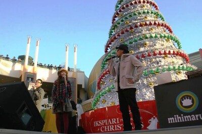 イベントはイクスピアリのクリスマスツリー前で行われた。