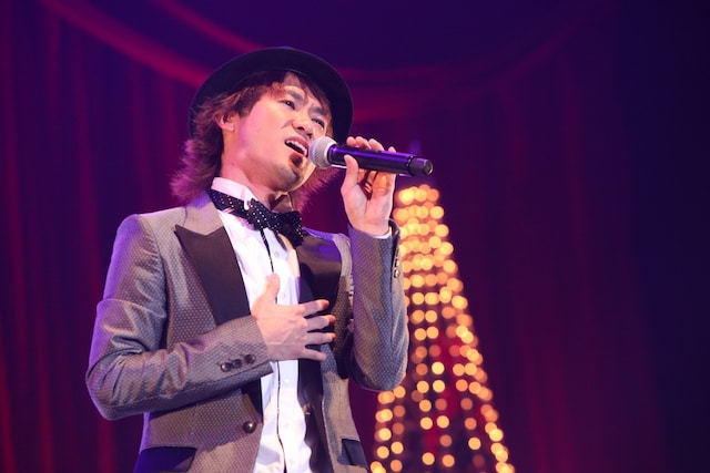 フォーマルな装いでファンを歓喜させたナオト・インティライミ。