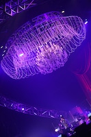 巨大シャンデリアの下で熱唱するナオト・インティライミ。