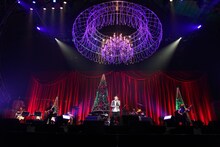 ゴージャスかつラグジュアリーをコンセプトに行われた「ナオト・インティライミ×SPACE SHOWER TV VERY MERRY XMAS」。