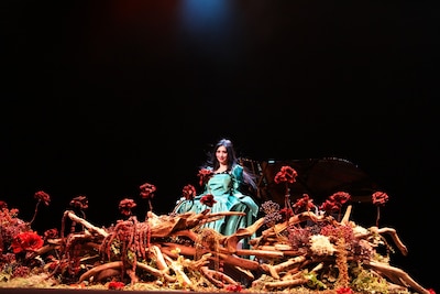 ステージにはCandle JUNEの手によるオブジェが配置された。